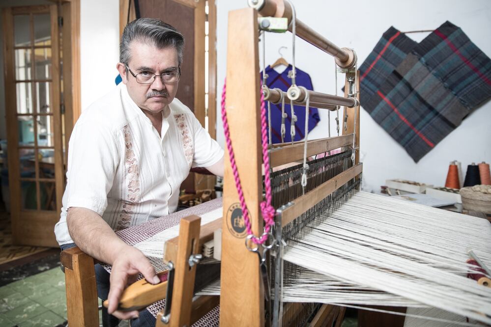 Hombres que destejen prejuicios