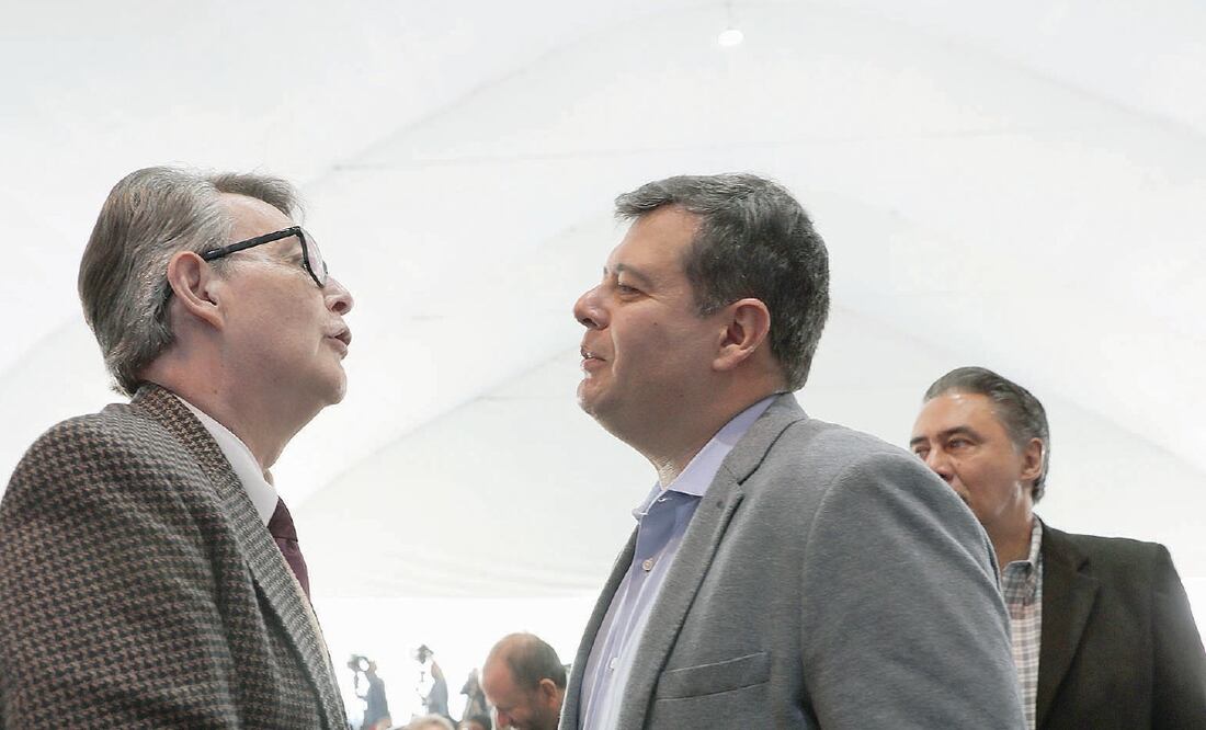El próximo secretario de Cultura de la Ciudad, José Alfonso Suárez del Real y el jefe de Gobierno, José Ramón Amieva, durante la inauguración de la XVIII FIL Zócalo. Foto: JUAN CARLOS REYES. EL UNIVERSAL