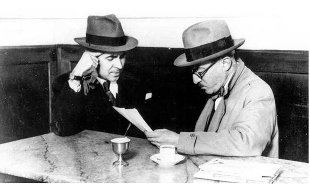 Fernando Pessoa (c), junto a Costa Brochado en el Café Martinho da Arcada. FOTO: EFE.
