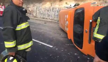 Volcadura de combi deja al menos 15 heridos en la México-Pachuca