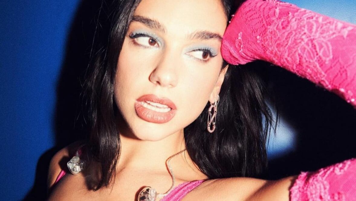 Dua ama lucir los shorts denim con botas vaqueras, un look en tendencia.  Foto: Instagram @dualipa