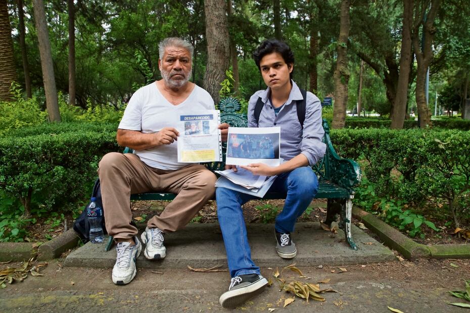 Octavio Aranda Ortega: y Josué Aranda Burgoin, padre y hermano de Carlos Tomás, piden apoyo de Presidente ´para encontrarlo. Foto: Germán Espinosa | El Universal