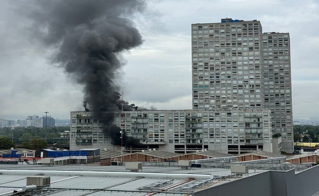 Se registra un incendio en un edificio de condominios en Azcapotzalco. Foto: Captura de pantalla