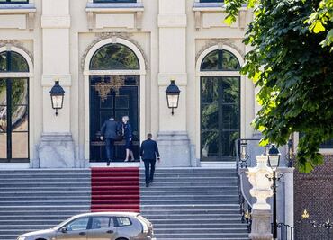 Primer ministro de Países Bajos se reúne con rey Guillermo Alejandro tras caída de su gobierno