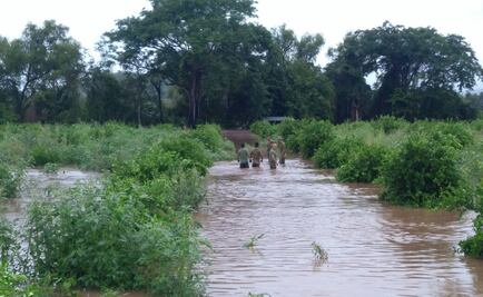 Desbordamiento de río deja 5 localidades incomunicadas en Michoacán