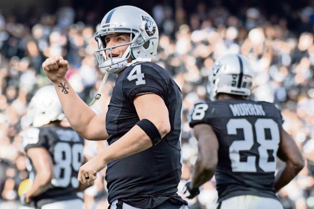 Derek Carr condujo la voltereta en el último cuarto del encuentro (KYLE TERADA. USA TODAY SPORTS)