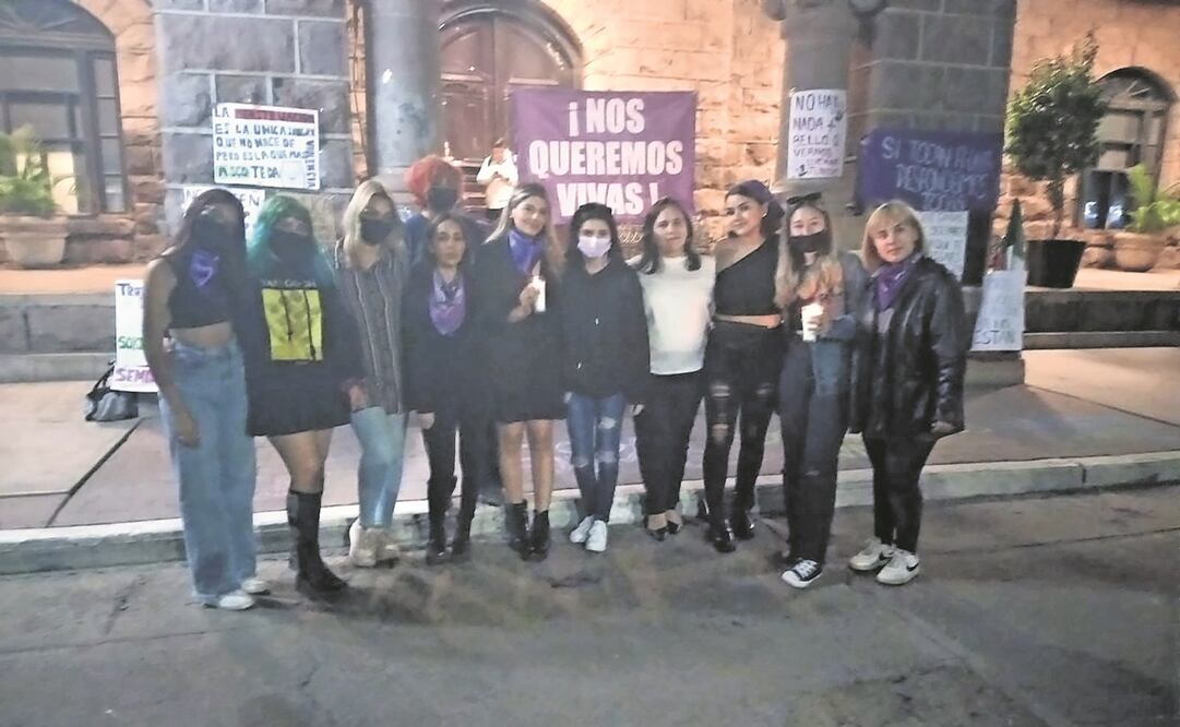 Poco antes del ataque, la chica asesinada (extrema derecha) se tomó una foto grupal con la alcaldesa (de suéter blanco). Foto: Tomada de redes