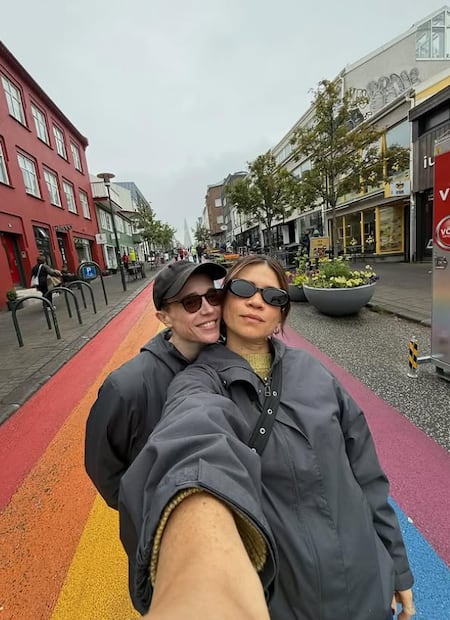 El actor Elliot Page y la actriz y comediante Julia Shiplett sostienen una relación amorosa pública. Así lo dieron a conocer en redes sociales el pasado 28 de Junio de 2025.