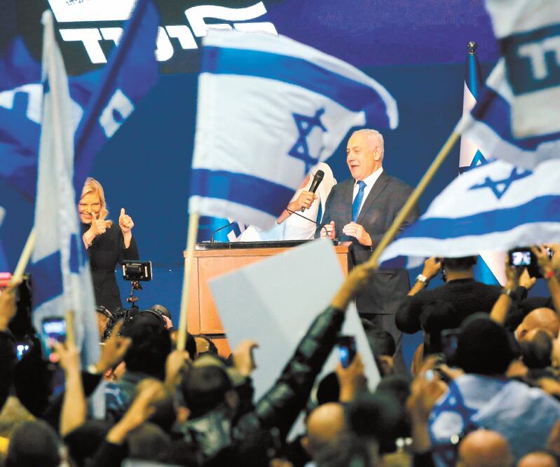 El primer ministro de Israel, Benjamin Netanyahu, celebró los resultados de los comicios junto con sus compañeros de partido. GIL COHEN-MAGEN. AFP 