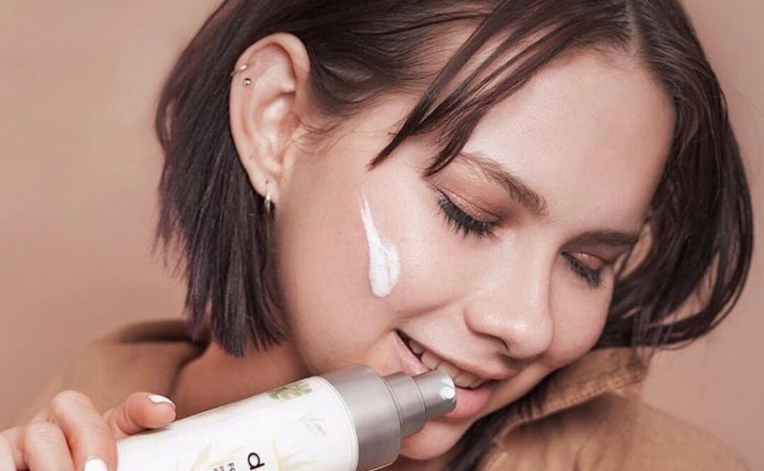 Existen productos especiales para protegerte del sol sin alterar tu makeup. Foto: Instagram @dunas_plazamayor