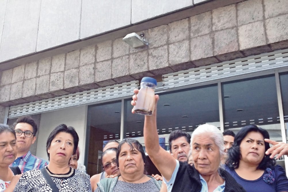 Colonos de Ecatepec llegaron ante el Poder Judicial de la Federación, con muestras del líquido sucio que reciben en sus hogares, para exigir su derecho a recibir agua potable (REBECA JIMÉNEZ. EL UNIVERSAL)