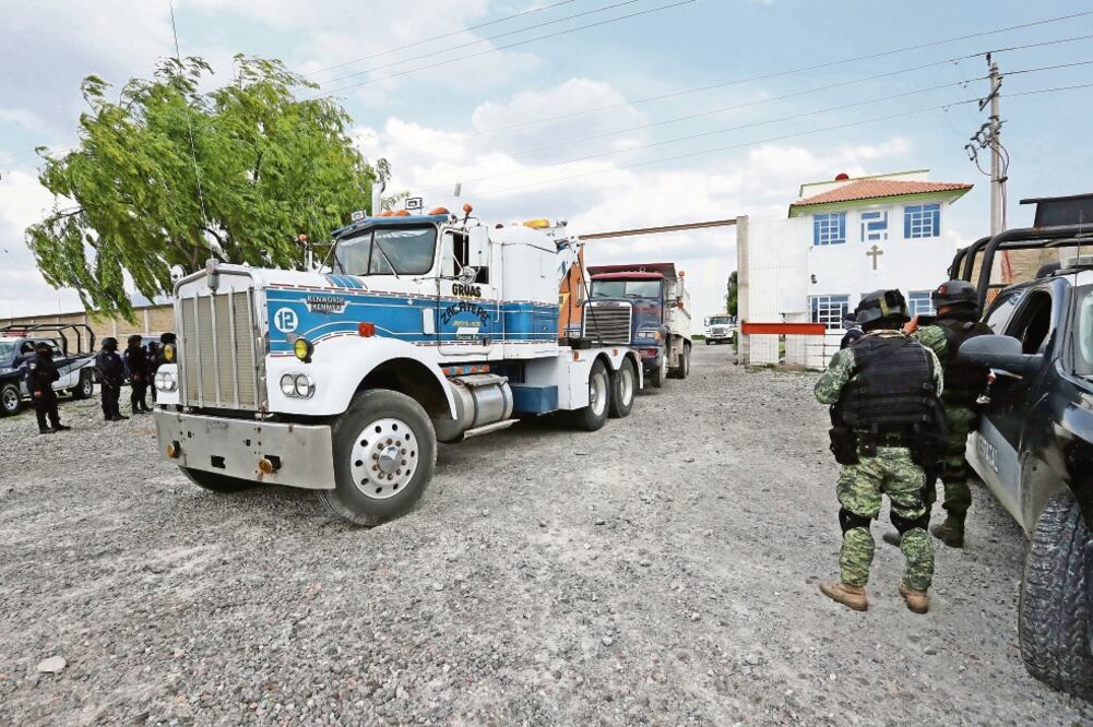 Además de un tráiler, los elementos aseguraron un remolque de tres cajas, tres camiones tipo torton, una camioneta y un Mustang GT 351 clásicos, dos Jeeps, uno de ellos blindado; una Eco Sport y maquinaria para campo. (ARIEL OJEDA. EL UNIVERSAL)