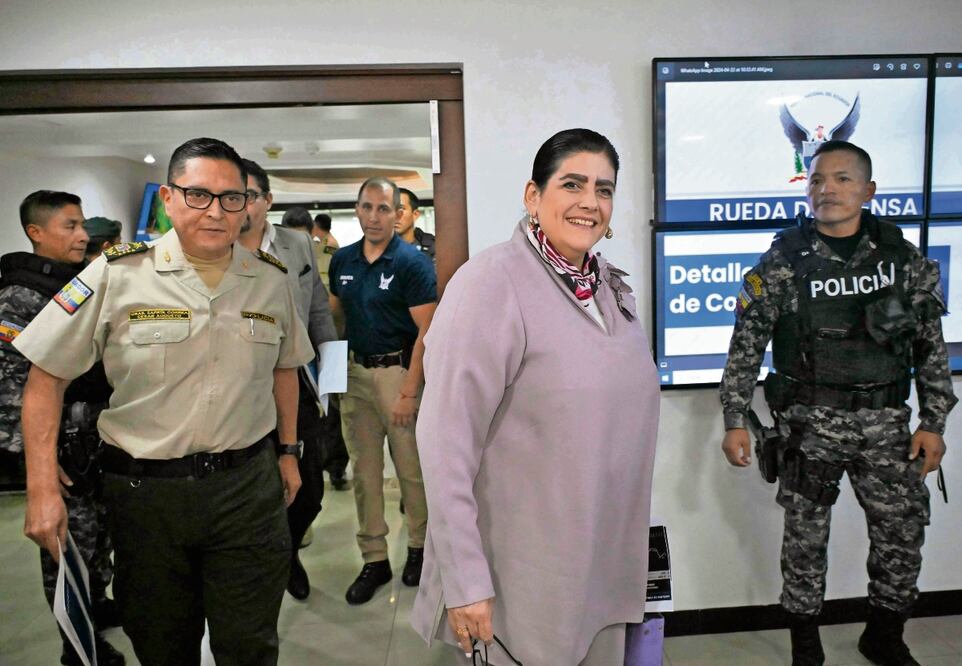 La ministra del Interior, Mónica Palencia (centro), y el comandante general de la policía, César Zapata (izq.), ayer durante una conferencia de prensa en la capital ecuatoriana. Foto: Rodrigo Buendía | AFP