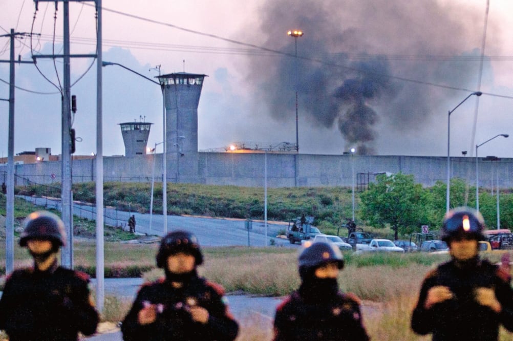 Autoridad. La riña entre internos obligó la intervención de personal de seguridad del penal, quien controló a los rijosos (ARCHIVO EL UNIVERSAL)