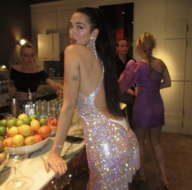 Dua Lipa muestra cómo lucir una chamarra larga esta temporada