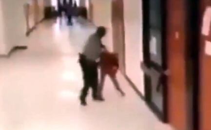 Captan a policía mientras da golpiza a niño de 11 años