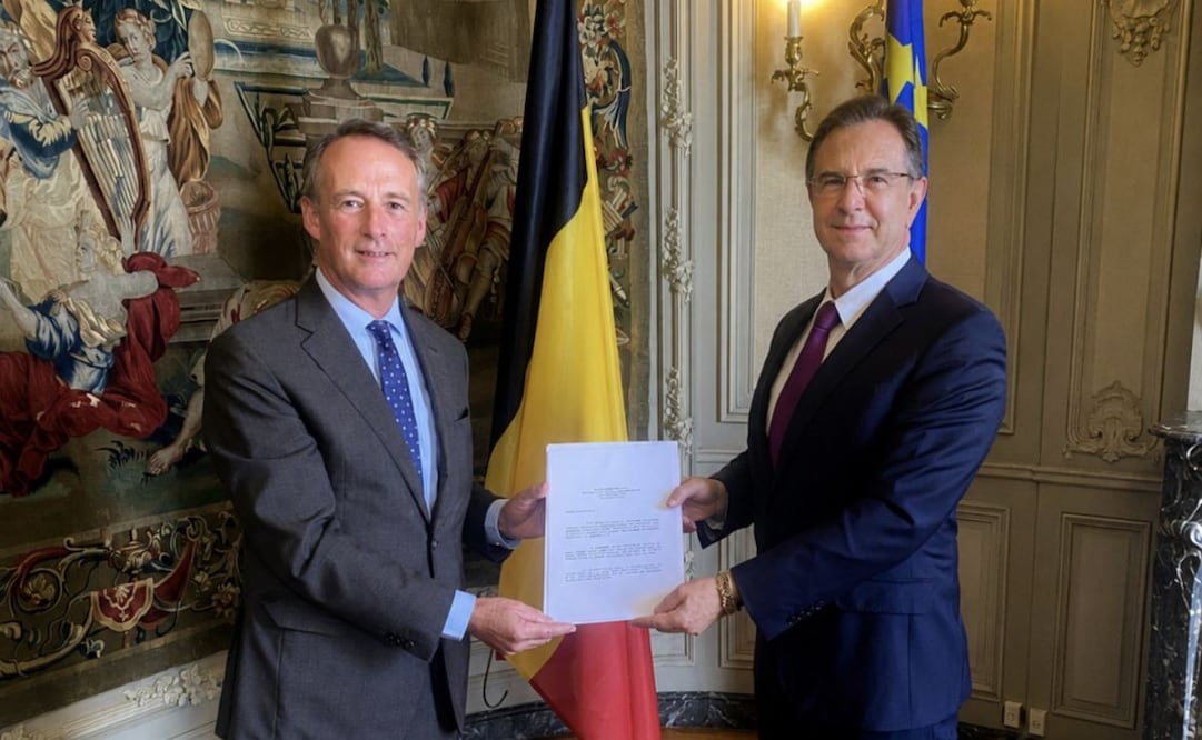 El embajador Esteban Moctezuma presenta copia de sus cartas credenciales al jefe de Protocolo de la Cancillería belga, Pierre Cartuyvels. Foto: Especial