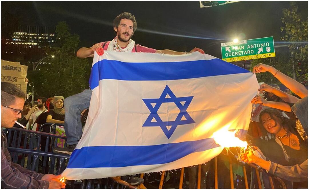 Jóvenes queman bandera de Israel para pedir cesen la guerra contra Palestina. Foto: Valente Rosas/EL UNIVERSAL