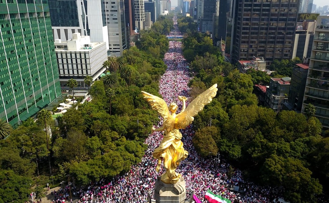 La avenida Reforma de la Ciudad de México se vio colmada por personas que marcharon a favor del INE. Foto: Diego Prado