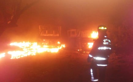 Incendian en Hidalgo tres camionetas con huachicol