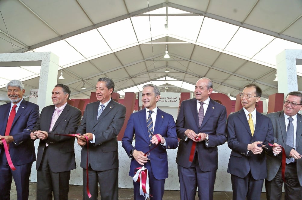 Durante la apertura de la Feria Internacional del Libro del IPN, que tiene como país invitado a Japón, el jefe de Gobierno, Miguel Ángel Mancera, destacó la labor de los estudiantes del Politécnico. (CDMX)