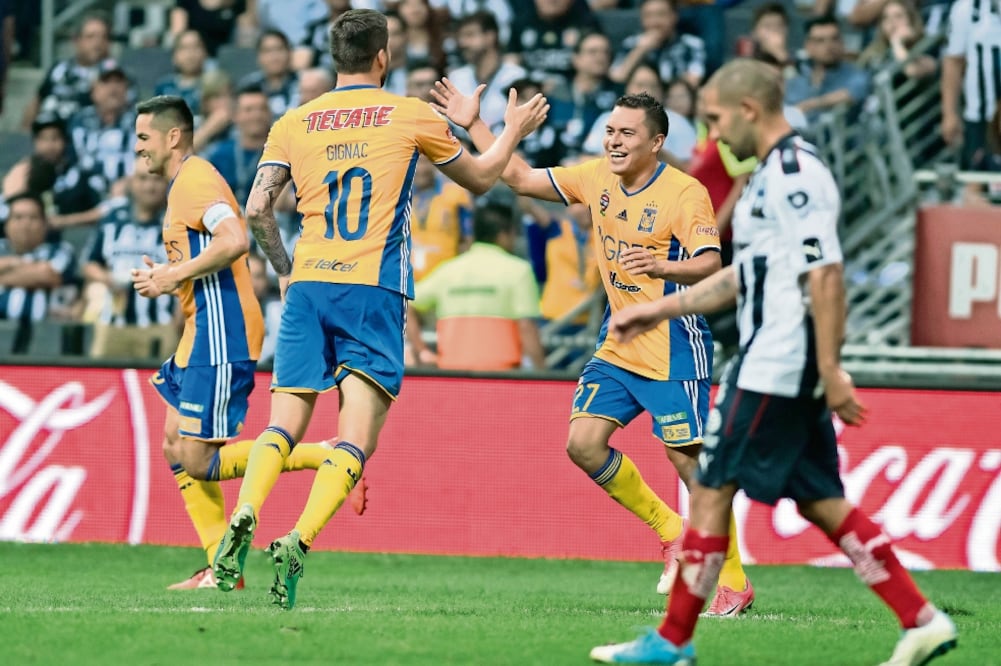 Gignac fue factor otra vez al marcar doblete. (MIGUEL SIERRA. EFE)