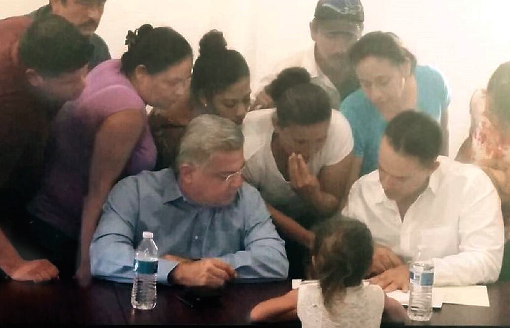 Los procuradores de Justicia de Sonora y Sinaloa se reunieron ayer con familiares de los 11 pescadores desaparecidos. Foto: AMALIA ESCOBAR. EL UNIVERSAL