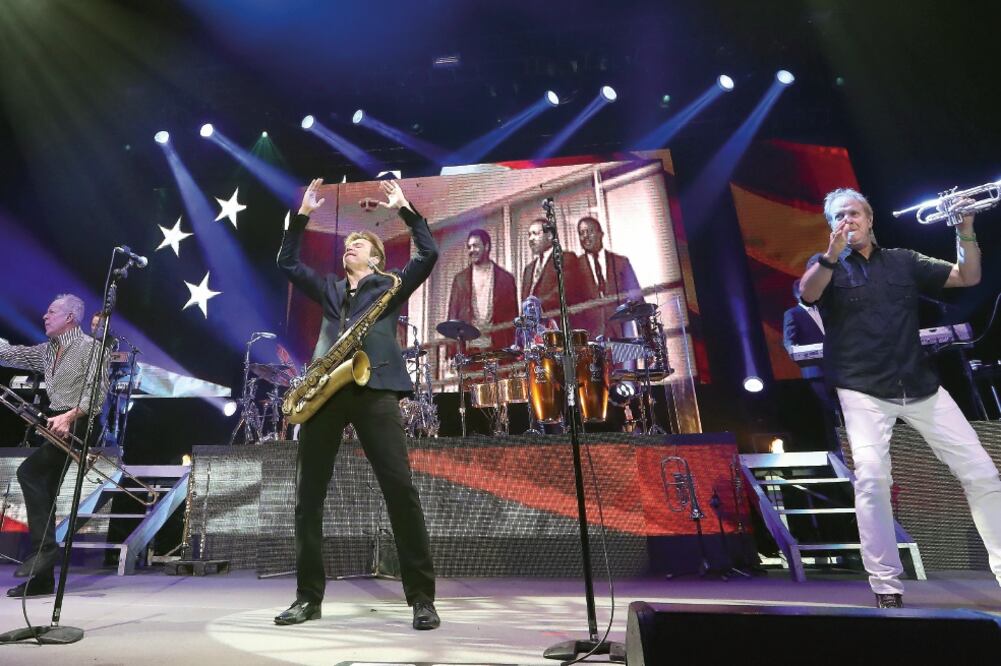 El grupo complació con temas como “Hard habit to break” (FOTOS: BERENICE FREGOSOL. EL UNIVERSAL)