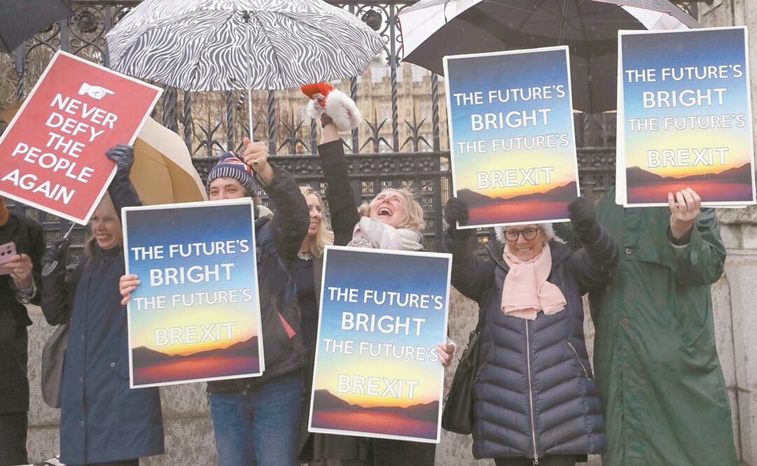 Británicos a favor de la salida de Reino Unido de la Unión Europea se manifestaron ayer afuera del Parlamento, en Londres. Foto: KIRSTY WIGGLESWORTH. AP