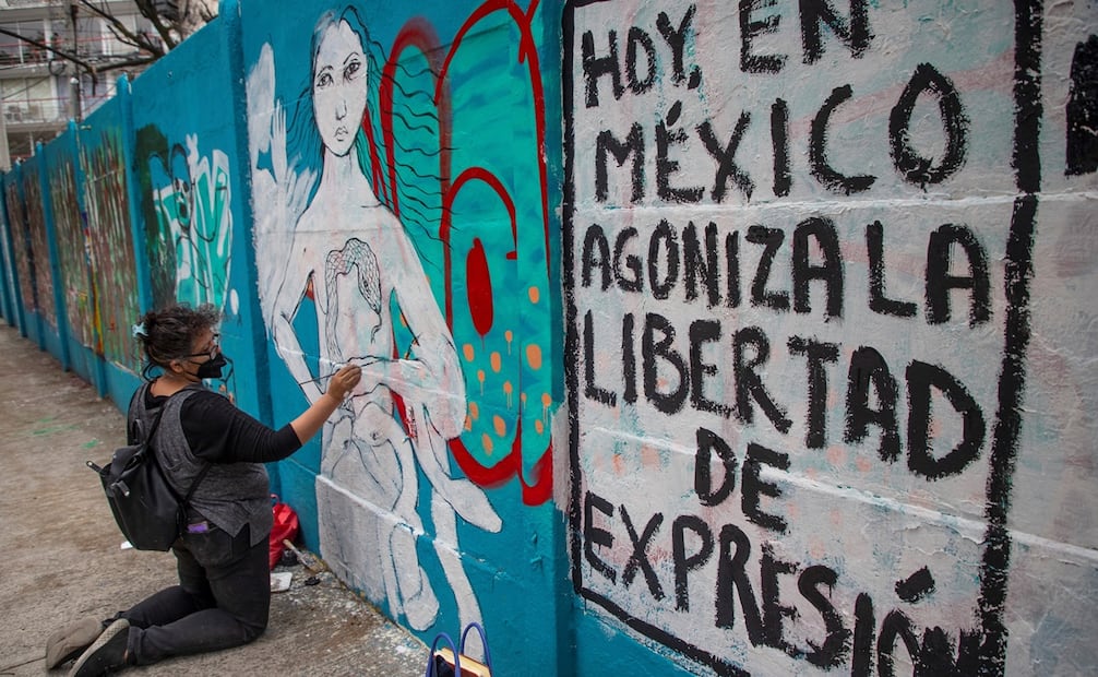 Varios artistas pintaron un mural en el céntrico barrio de la Roma de Ciudad de México contra agresiones contra la libertad de expresión. Foto: Isaac Esquivel / EFE
