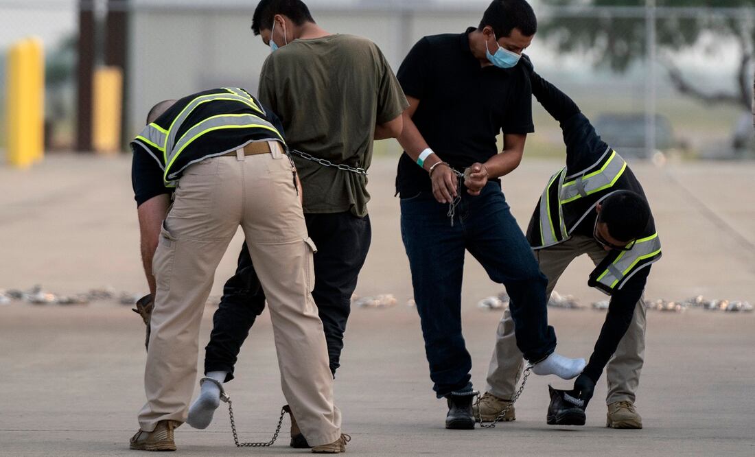 Migrantes guatemaltecos son revisados antes de abordar un vuelo de deportación bajo el Título 42, en Harlingen, Texas. FOTO: VERONICA G. CARDENAS. AP