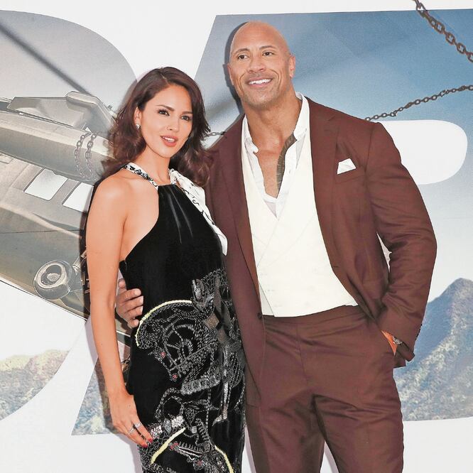 La mexicana Eiza González desfiló al lado de Dwayne Johnson. EFE