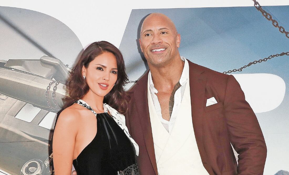La mexicana Eiza González desfiló al lado de Dwayne Johnson. EFE