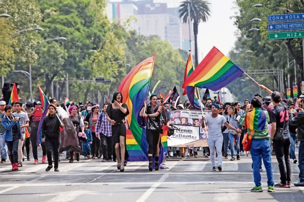 Integrantes de la comunidad LGBTTTI han marchado en diversas ocasiones en defensa de las uniones entre personas del mismo sexo (SÁSHENKA GUTIÉRREZ. EFE)