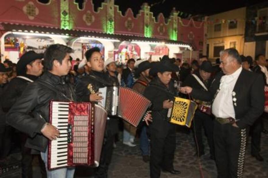 Mariachis poblanos dan gracias con misa a Santa Cecilia