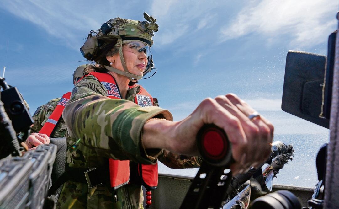 La secretaria de Seguridad Nacional, Kristi Noem, en un recorrido en un bote de la Guardia Costera para verificar la implementación de las medidas migratorias de Trump. Foto: Alex Brandon / AP