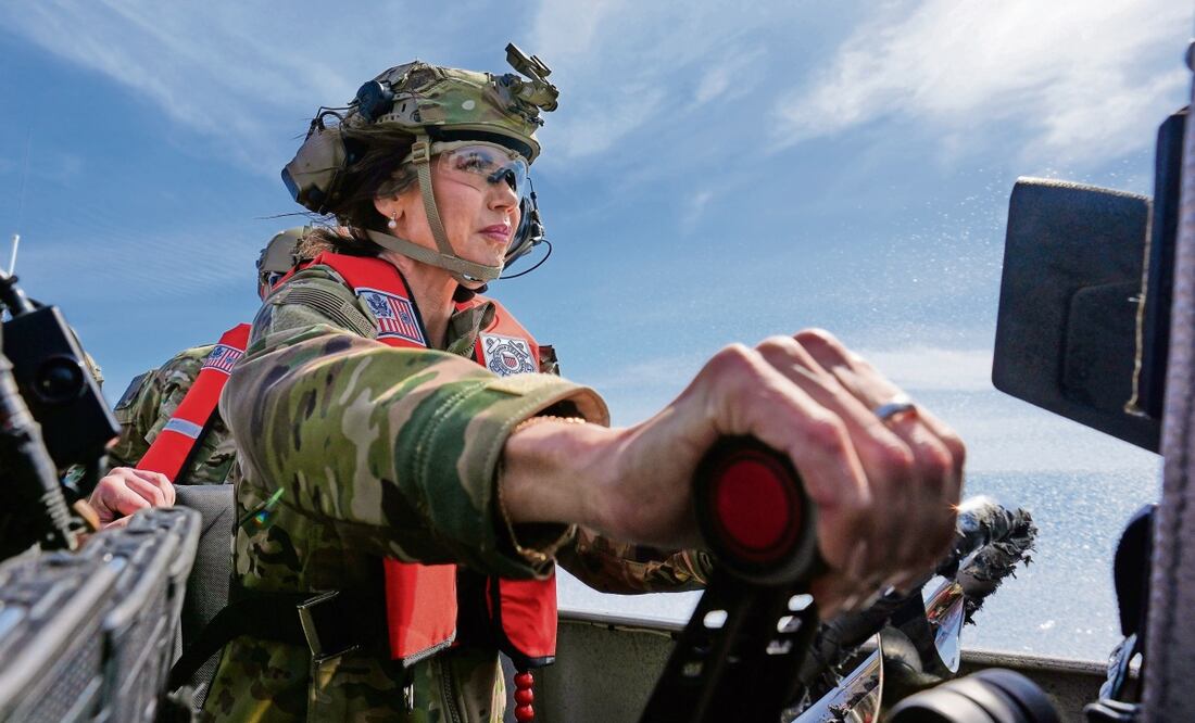 La secretaria de Seguridad Nacional, Kristi Noem, en un recorrido en un bote de la Guardia Costera para verificar la implementación de las medidas migratorias de Trump. Foto: Alex Brandon / AP