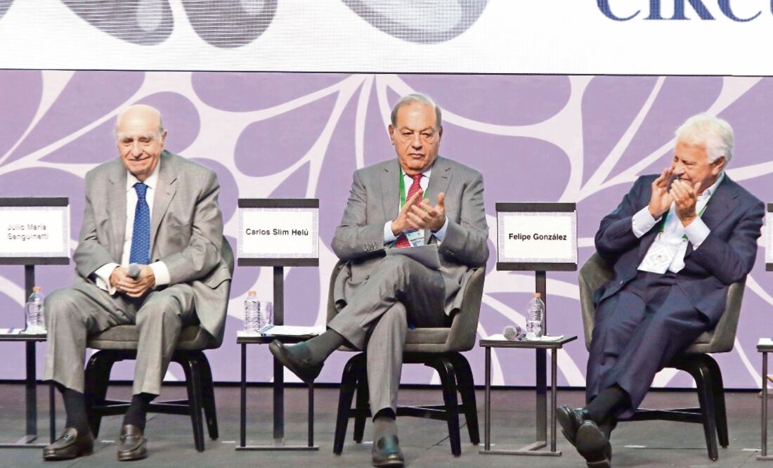 Julio María Sanguinetti, Carlos Slim Helú y Felipe González, durante la clausura de la 25 reunión plenaria de la Fundación Círculo de Montevideo. Foto: CARLOS MEJÍA. EL UNIVERSAL
