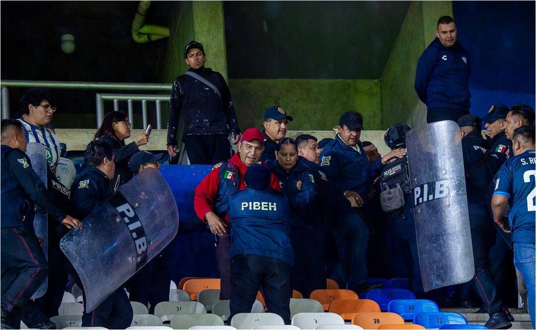 La violencia se presentó en el estadio Hidalgo entre aficionados tuzos y policías. FOTO: IMAGO7