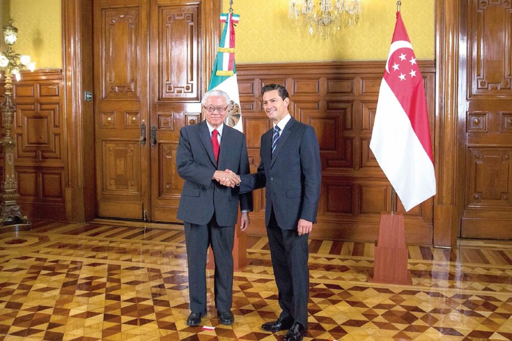 El presidente Enrique Peña Nieto encabezó en Palacio Nacional la ceremonia en honor a la visita de Estado de suhomólogo de Singapur, Tony Tan Keng Yam, quien arribó a México el pasado miércoles y partirá el día de hoy (PRESIDENCIA)