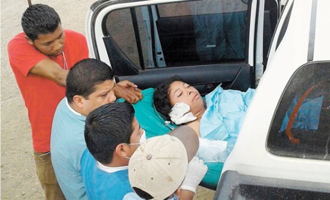 Socorristas auxilian a Vilma Trujillo , de 25 años, que murió hoy tras ser quemada y lanzada a un barranco por un pastor evangélico que aseguró que estaba endemoniada y debía ser liberada en el fuego. (Cortesía del periódico La Prensa, de Nicaragua)