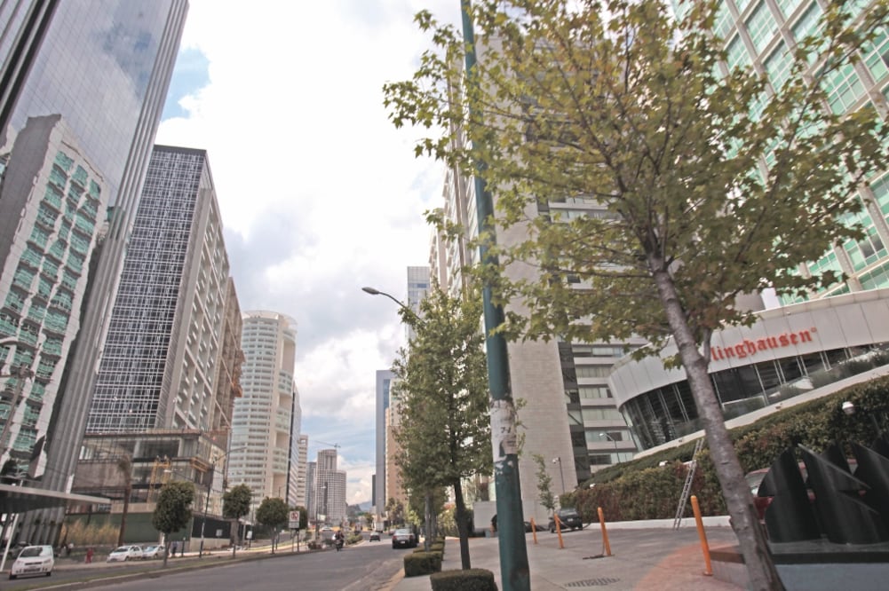 Las rentas de oficinas en Santa Fe van de 22 a 23 dólares el metro cuadrado, menor a los de 33 dólares de Reforma (ARCHIVO EL UNIVERSAL)