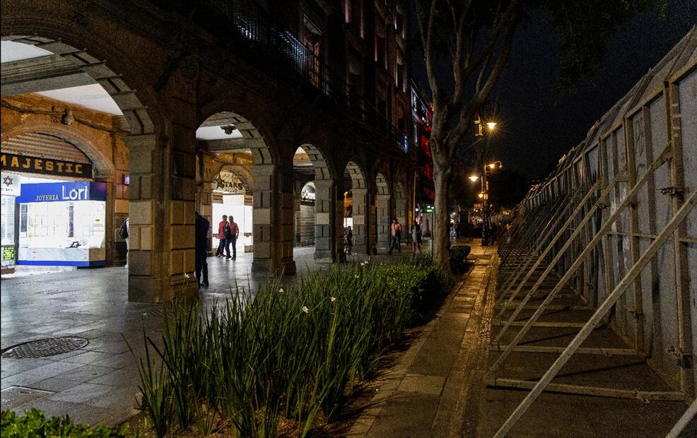La instalación de vallas metálicas continúa frente a edificios del Zócalo de la Ciudad de México, previo a la marcha por el 25N, el 24 de noviembre de 2025; destacan las dobles vallas frente a Palacio Nacional y joyerías. Foto: Hugo Salvador/EL UNIVERSAL