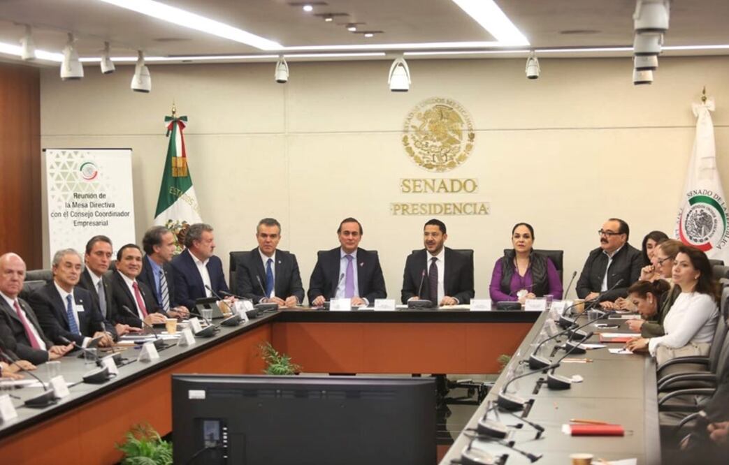 El presidente del CCE, Juan Pablo Castañón Castañón, entregó los diez temas que interesan al sector privado, en la que están los asuntos laborales que se desprenden de la renegociación del libre comercio. Foto: @senadomexicano 