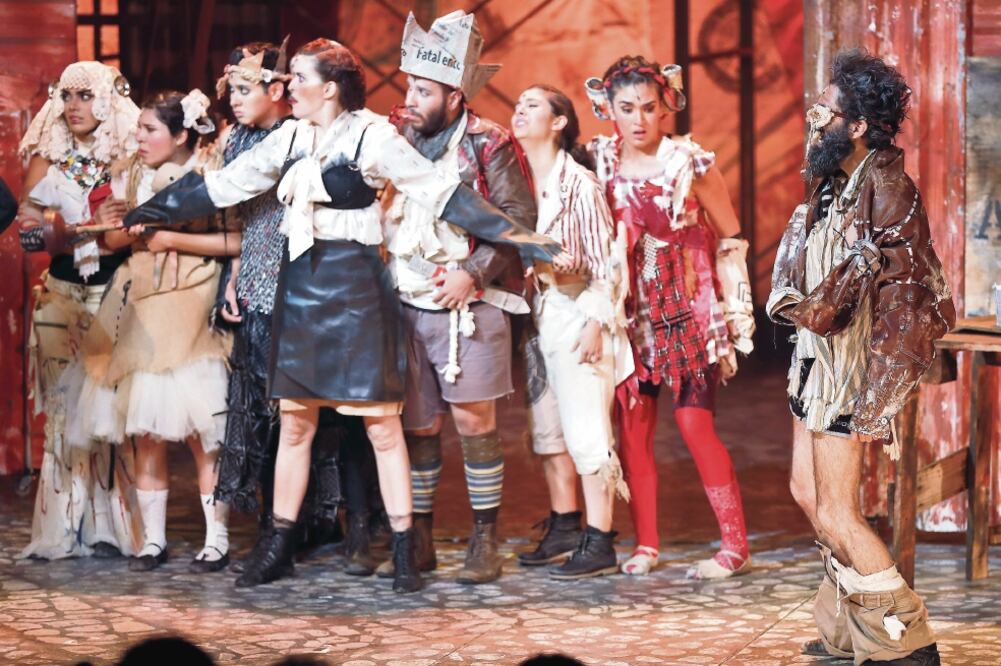 En la obra, unos revolucionarios defienden el uso de los baños. FOTO: CRISTOPHER ROGEL BLANQUET. EL UNIVERSAL