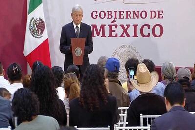 "Porque vivos se los llevaron, vivos los queremos", claman padres de los 43 en firma de decreto