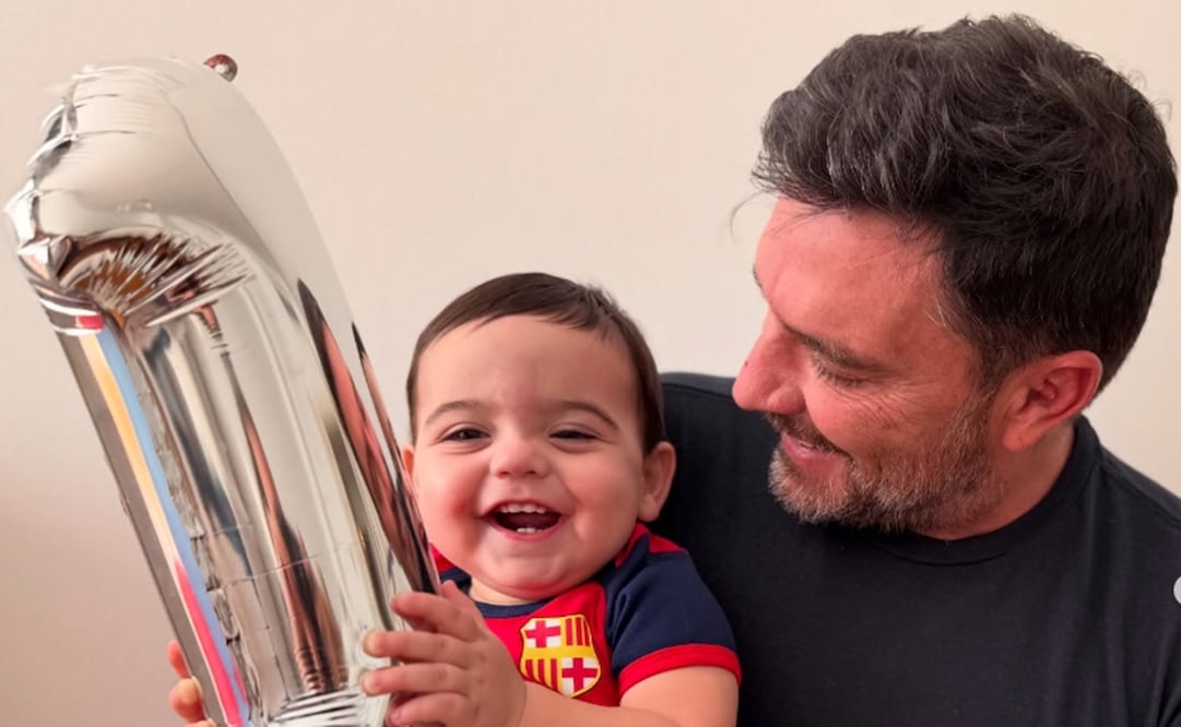 Julián Gil disfruta su faceta como abuelo a sus 53 años junto a su nieto Oliver.