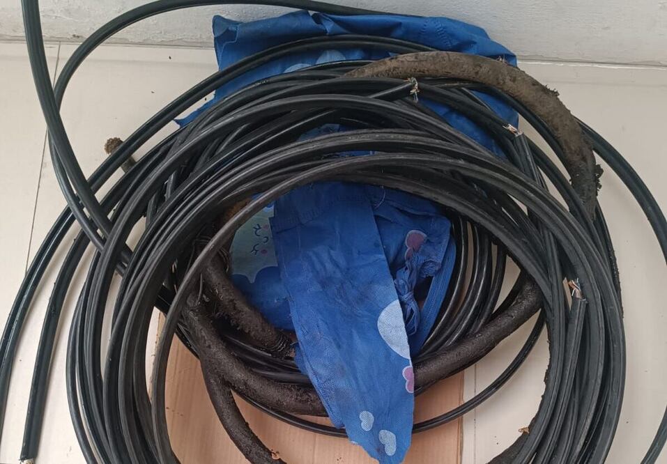 Los detenidos utilizaban diferentes métodos para robar el cable, desde seguetas hasta tijeras de corte. Foto Especial