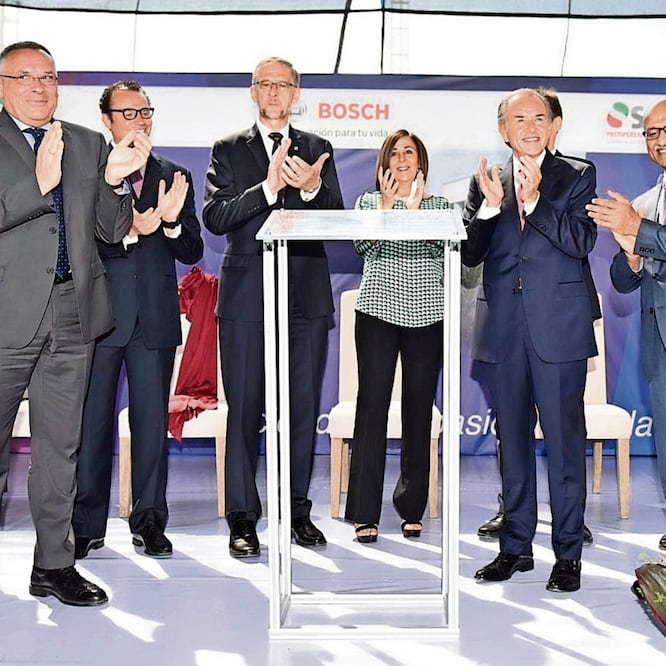 Directivos de la empresa alemana Robert Bosch y el gobernador de San Luis Potosí, Juan Manuel Carreras (segundo de derecha a izquierda), en la celebración por la primer década de vida de la planta de División de Gasolinas de la firma. ESPECIAL