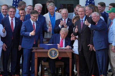 Trump agradece a agentes del ICE; dice que defienden "soberanía y libertad" de Estados Unidos